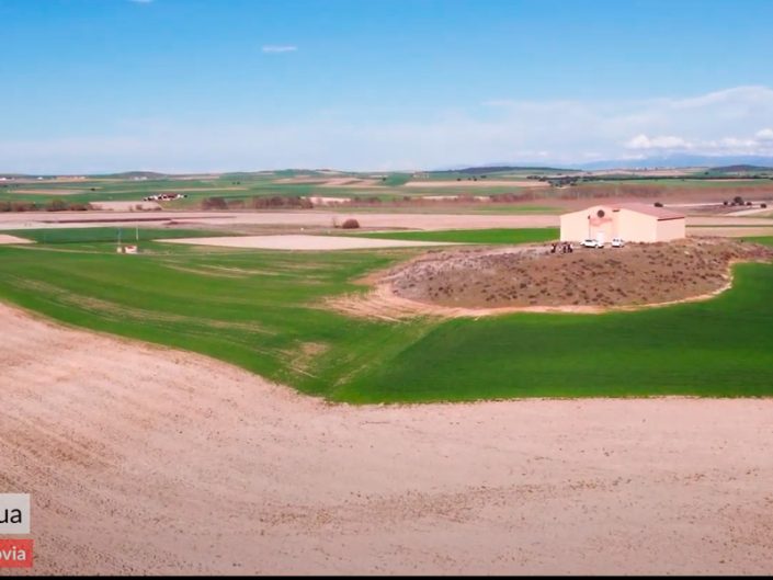 Toma aérea con drone del depósito de agua Mozoncillo